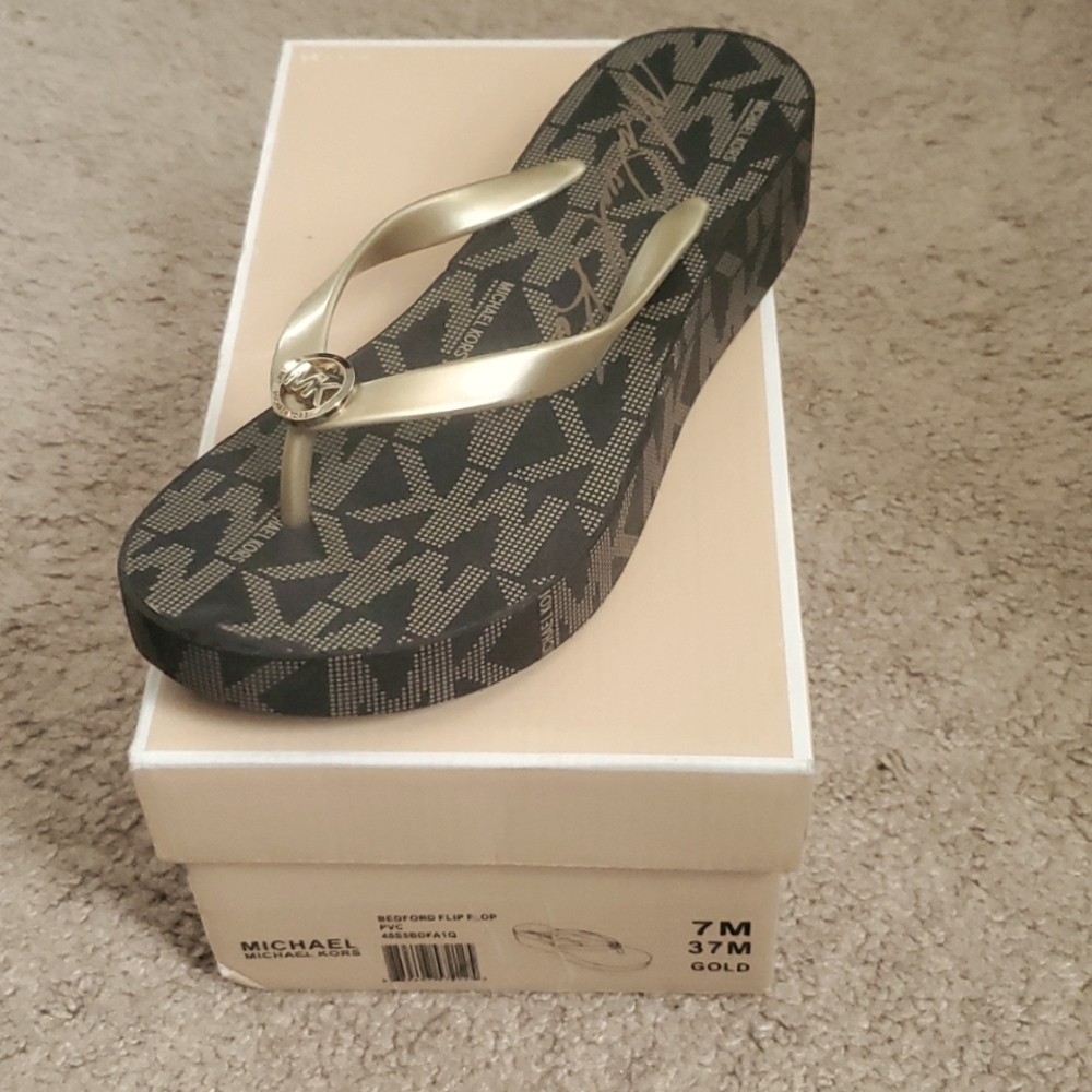 Michael Kors flip flop gold